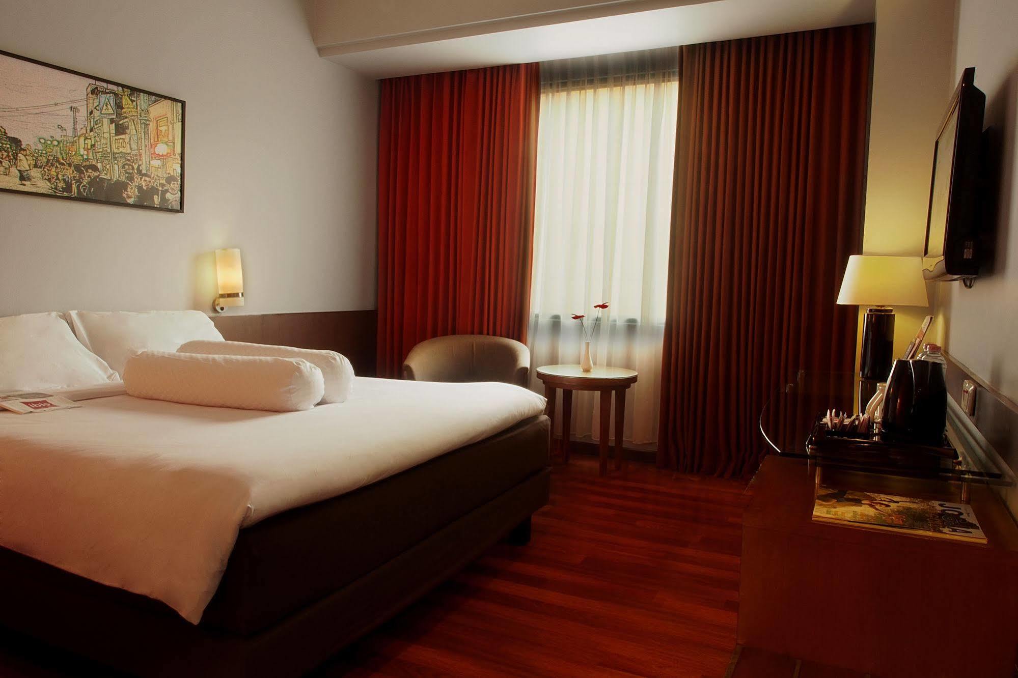 Ibis Malioboro Ξενοδοχείο Γιογκιακάρτα Εξωτερικό φωτογραφία